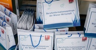 Nahaufnahme mehrerer Papiersackerl, auf denen Berufsinformation der Wiener Wirtschaft steht