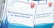 Mehrere Sackerl hängen hinter- und nebeneinander. Auf den beiden obersten steht Berufsinformationszentrum der Wiener Wirtschaft