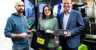Porträt von drei Personen. Die mittlere Person hält eine Stofftasche, auf der Bau deine Zukunft steht