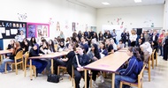 Raum voller Personen hört sich einen Vortrag an