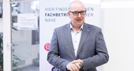 Person erklärt etwas