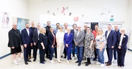 Gruppe von Personen stehen zusammen