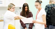 Drei Personen schauen sich einen Zettel an