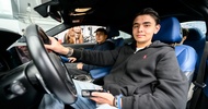 Am Steuer eines Autos, am Beifahrersitz sowie auf der Rückbank sitzen Jugendliche
