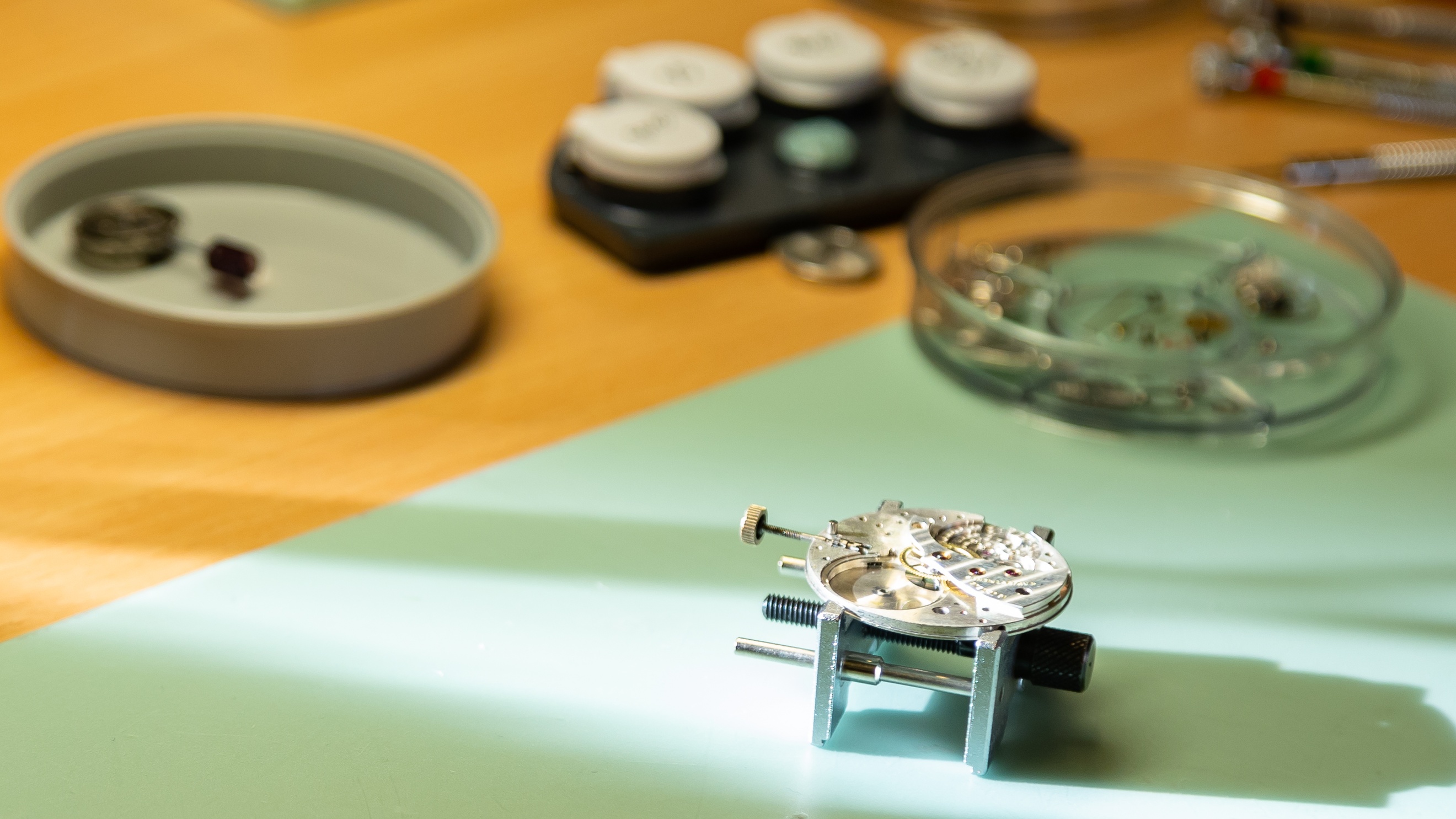 Nahaufnahme eines Uhrwerks auf einem Tisch