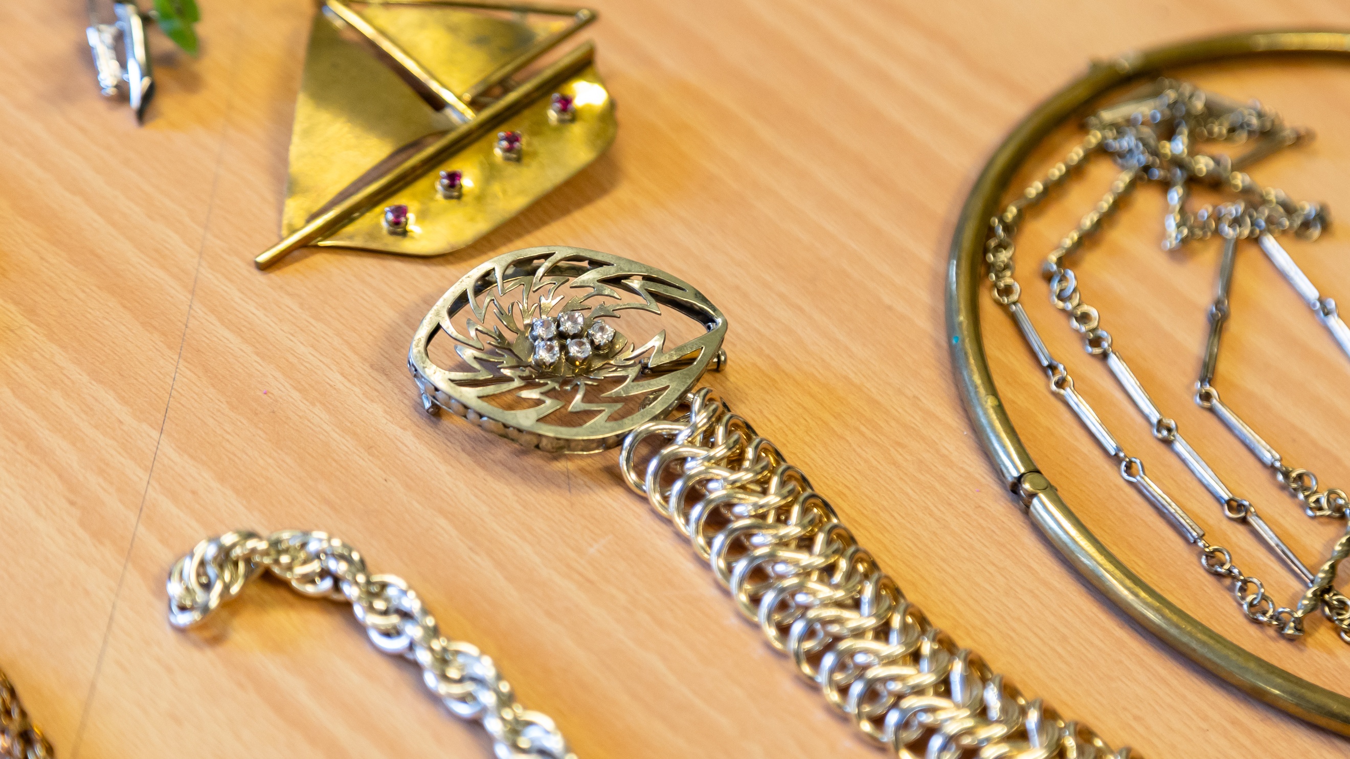 Nahaufnahme verschiedener Goldschmuckstücke in verschiedenen Formen und Ausführungen