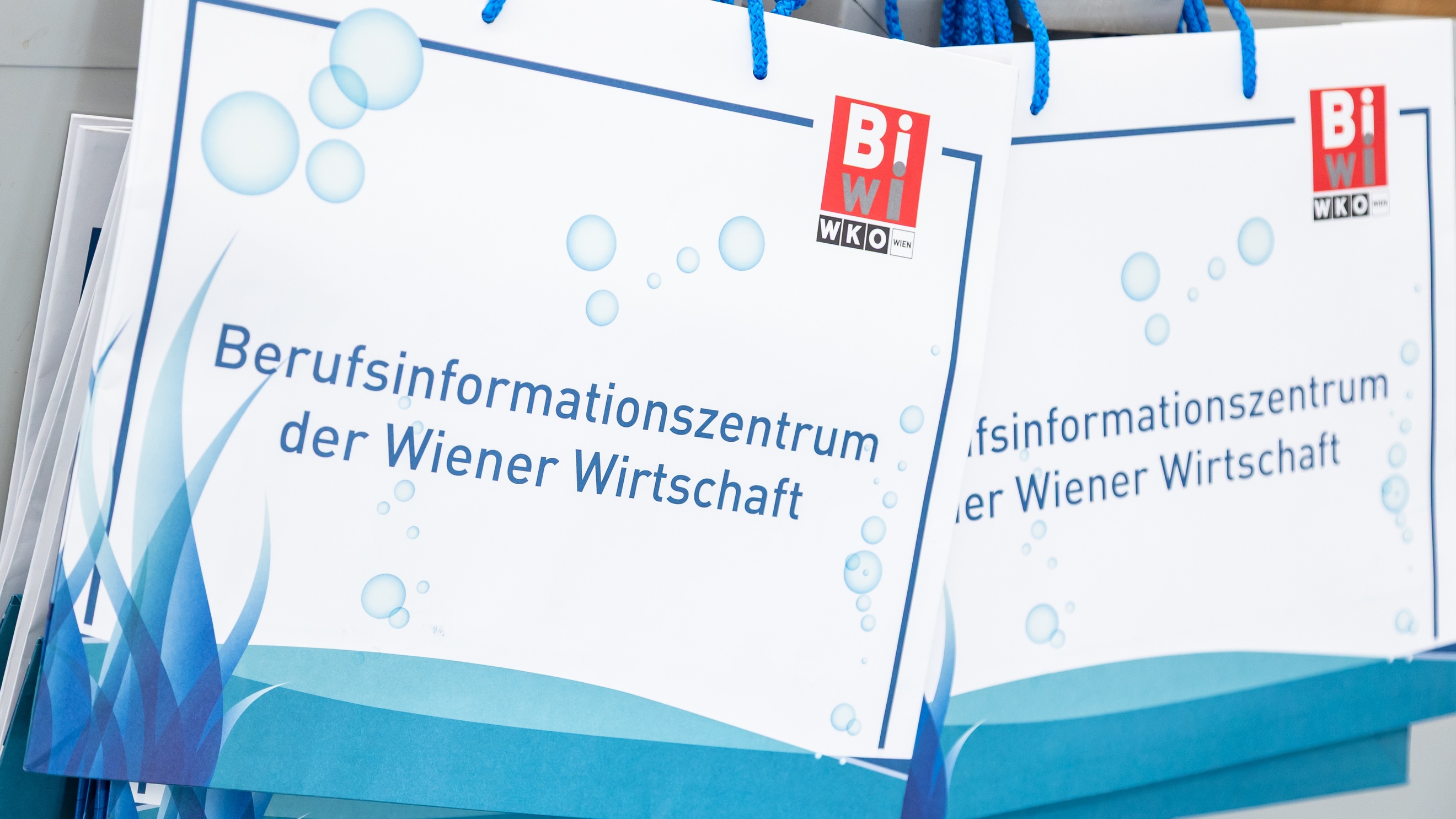 Mehrere Sackerl hängen hinter- und nebeneinander. Auf den beiden obersten steht Berufsinformationszentrum der Wiener Wirtschaft