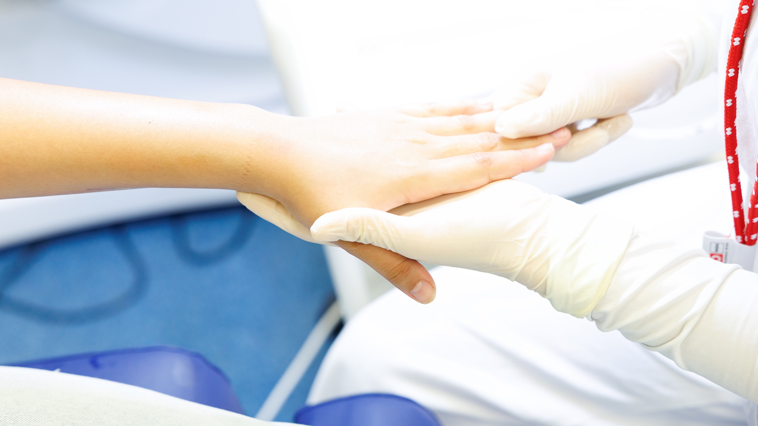 Kosmetikgerät wird auf dem Handrücken einer Person angewendet