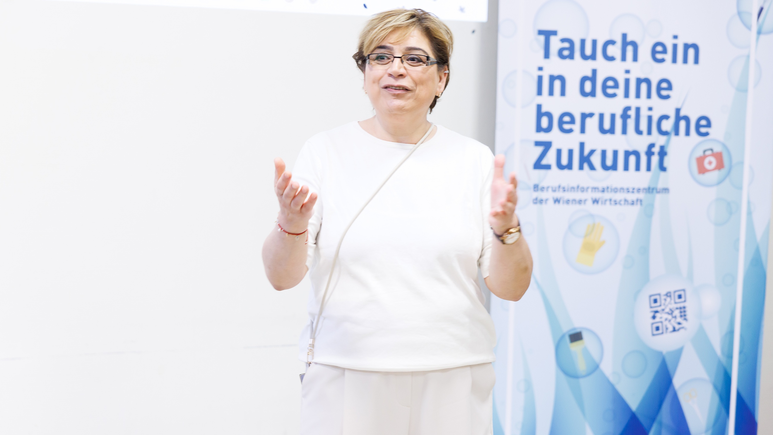 Person erklärt etwas