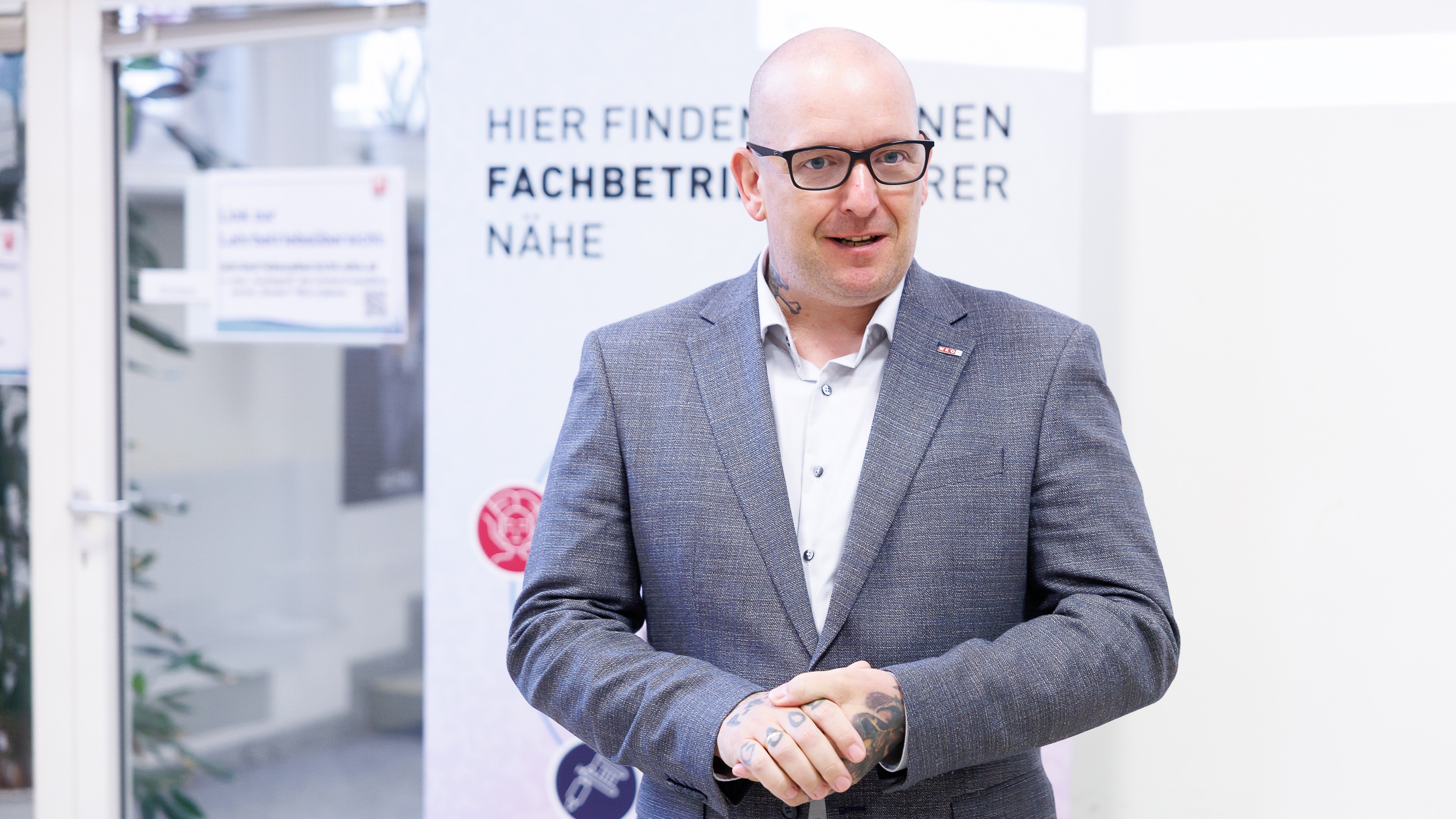 Person erklärt etwas