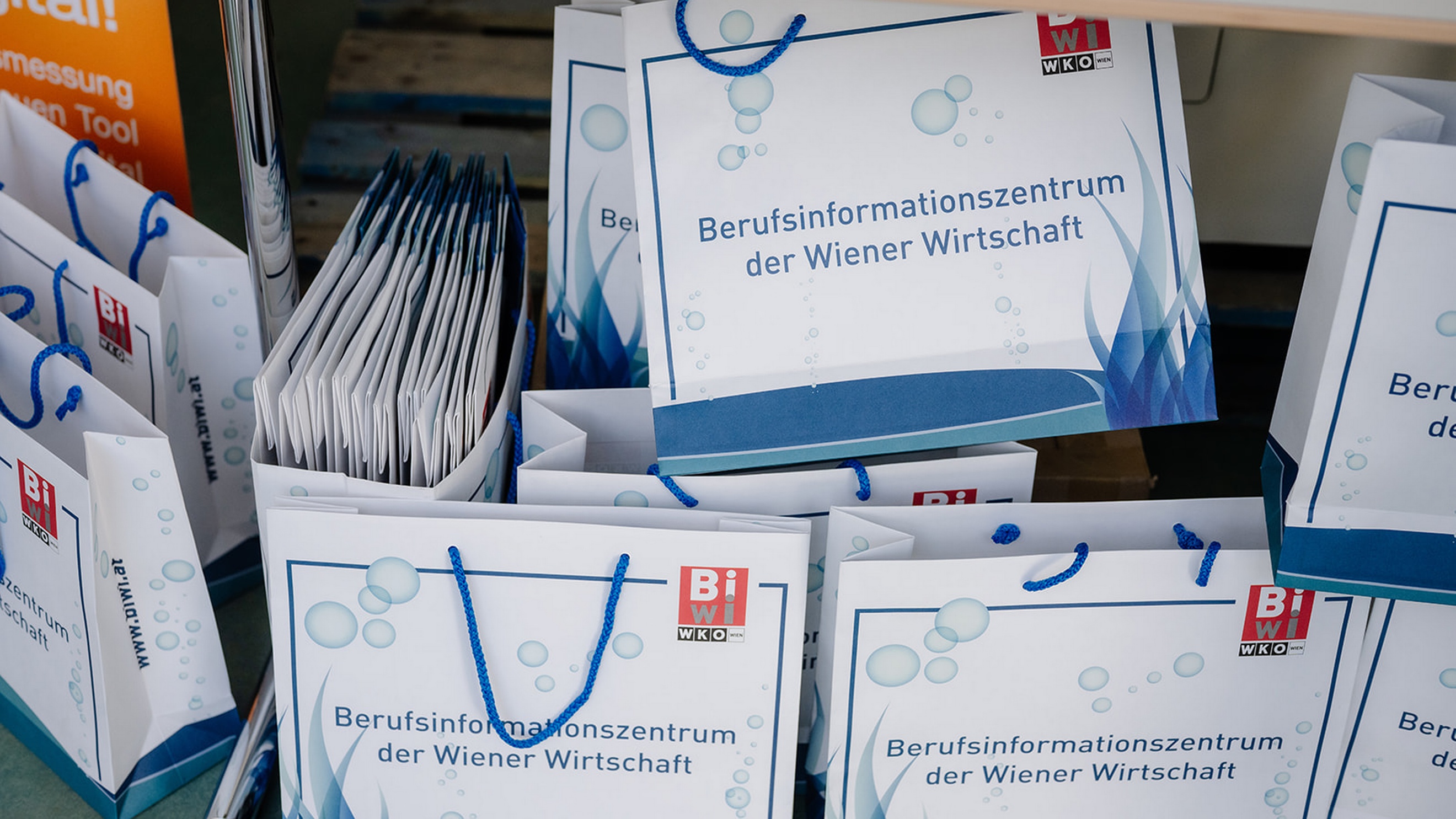Nahaufnahme mehrerer Papiersackerl, auf denen Berufsinformation der Wiener Wirtschaft steht