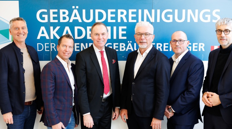 Sechs Personen stehen grinsend nebeneinander