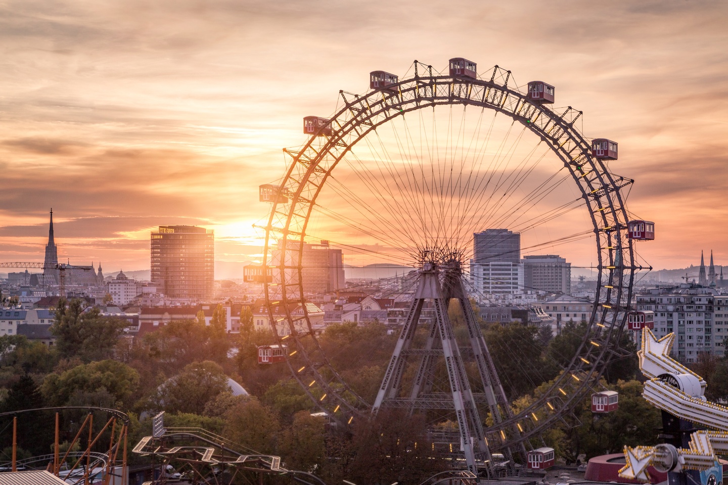 Straßenbahn-Wartehäusschen am Karlsplatz mit Werbung