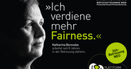 Sujet mit schwarzem Untergrund, in der linken ist der Ausschnitt des Gesichtes einer Person zu sehen. Im Sujet steht Ich verdiene mehr Fairness Katharina Borovska arbeitetet seit 8 Jahren in der Beratung daheim. In der rechten oberen Ecke ist das Logo der Wirtschaftskammer Wien Personenberatung und Personenbetreuung. Rechts unten ist ein grüner Kreis mit den Worten 24 Stunden Betreuung neu und das Symbol eines weißen Herzes, in dem Hände und ein grünes Herz sind, daneben steht Plattform Personen Betreuung und daneben die Mailadresse plattform-personenbetreuung.at