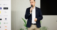 Menschen beim Kongress im Publikum und auf der Bühne
