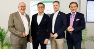Menschen beim Kongress im Publikum und auf der Bühne