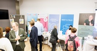 Menschen beim Kongress im Publikum und auf der Bühne