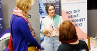 Menschen beim Kongress im Publikum und auf der Bühne