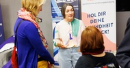 Menschen beim Kongress im Publikum und auf der Bühne