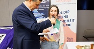 Menschen beim Kongress im Publikum und auf der Bühne