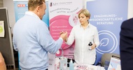 Menschen beim Kongress im Publikum und auf der Bühne