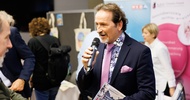 Menschen beim Kongress im Publikum und auf der Bühne