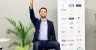 Menschen beim Kongress im Publikum und auf der Bühne