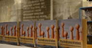 Ein herangezoomtes Bild auf Broschüren mit dem Schriftzug 