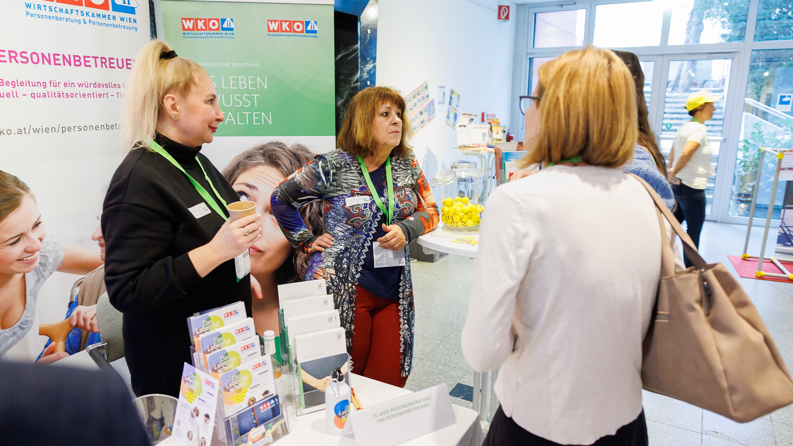 Menschen beim Kongress im Publikum und auf der Bühne