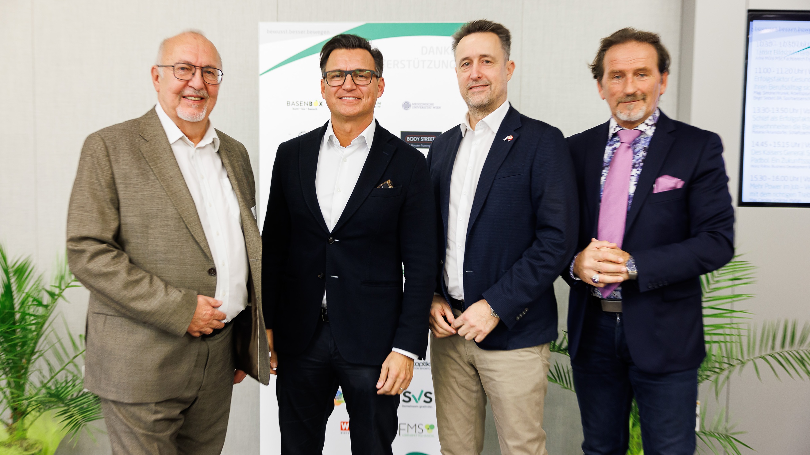 Menschen beim Kongress im Publikum und auf der Bühne