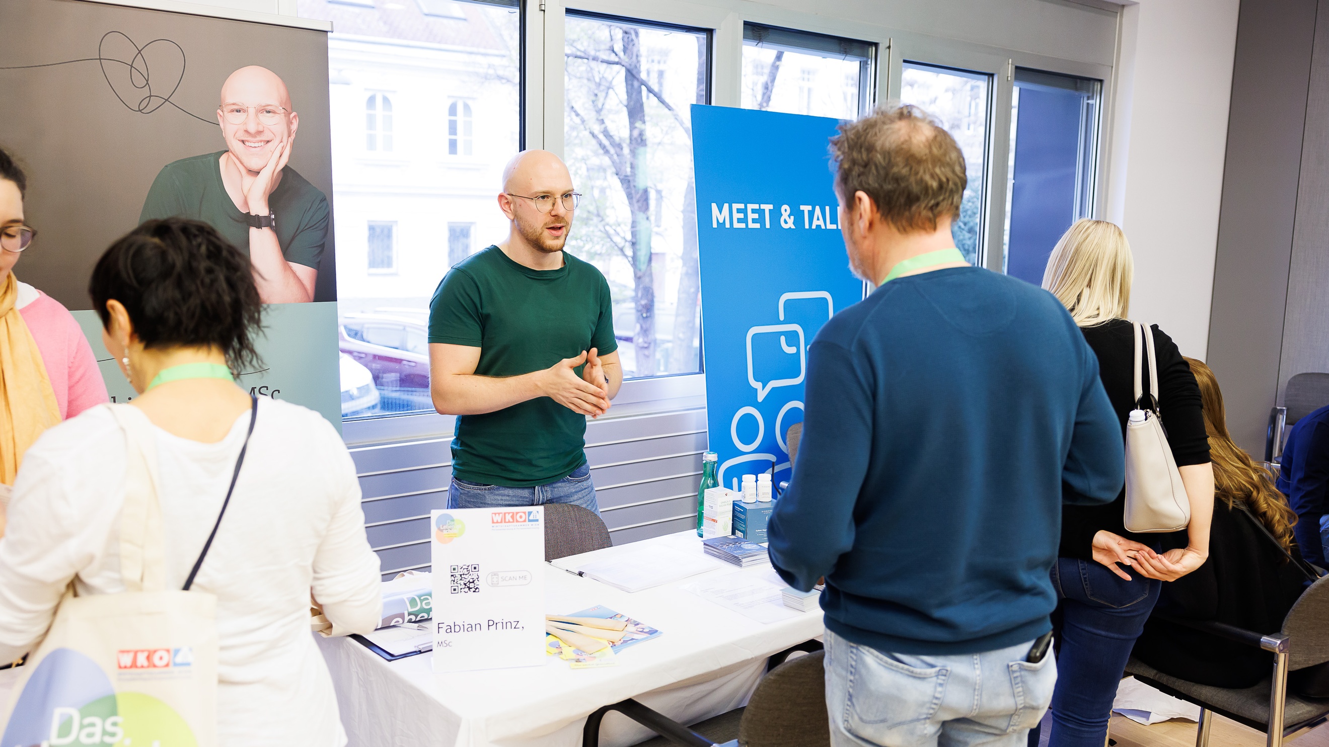 Menschen beim Kongress im Publikum und auf der Bühne