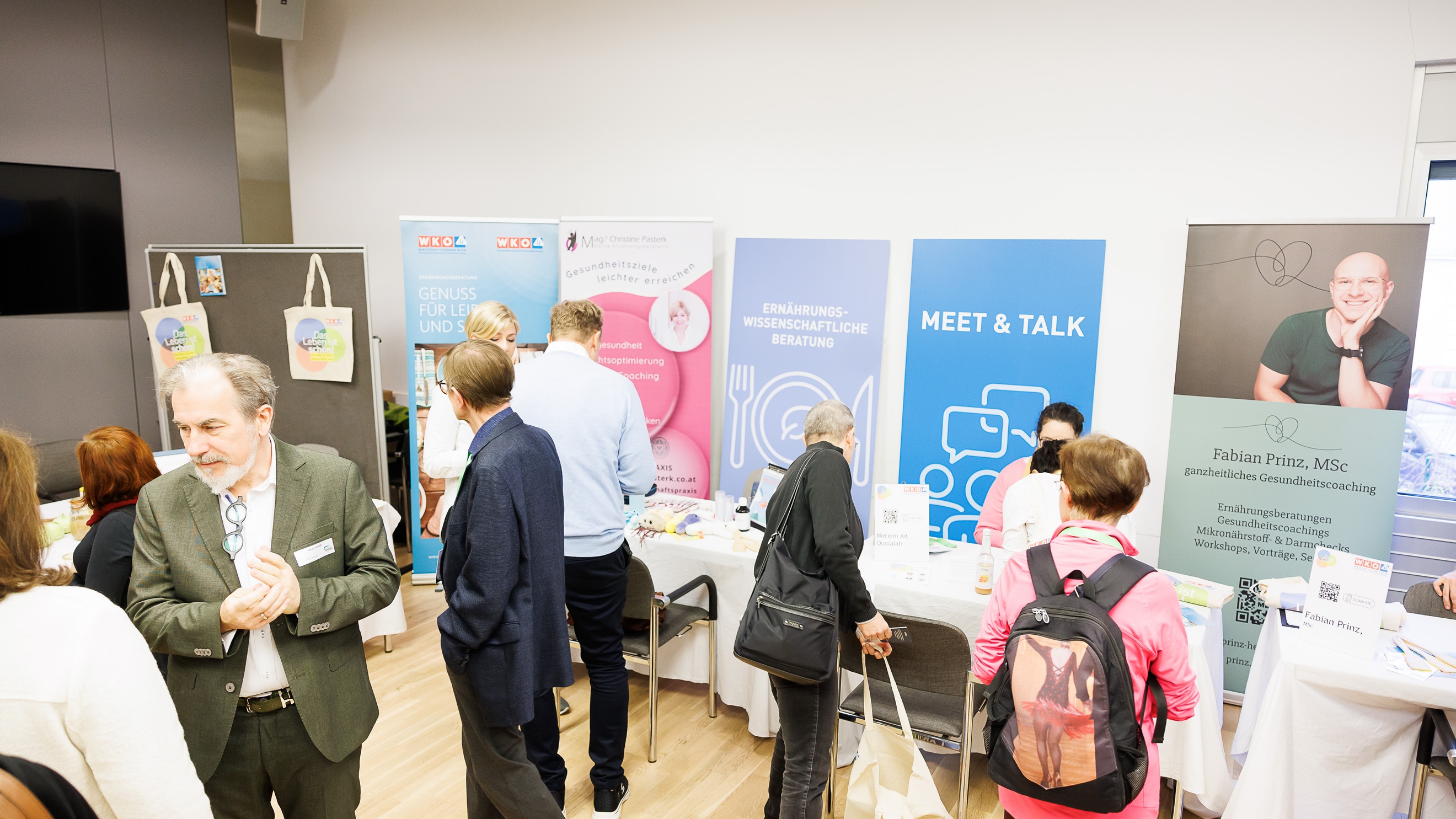 Menschen beim Kongress im Publikum und auf der Bühne