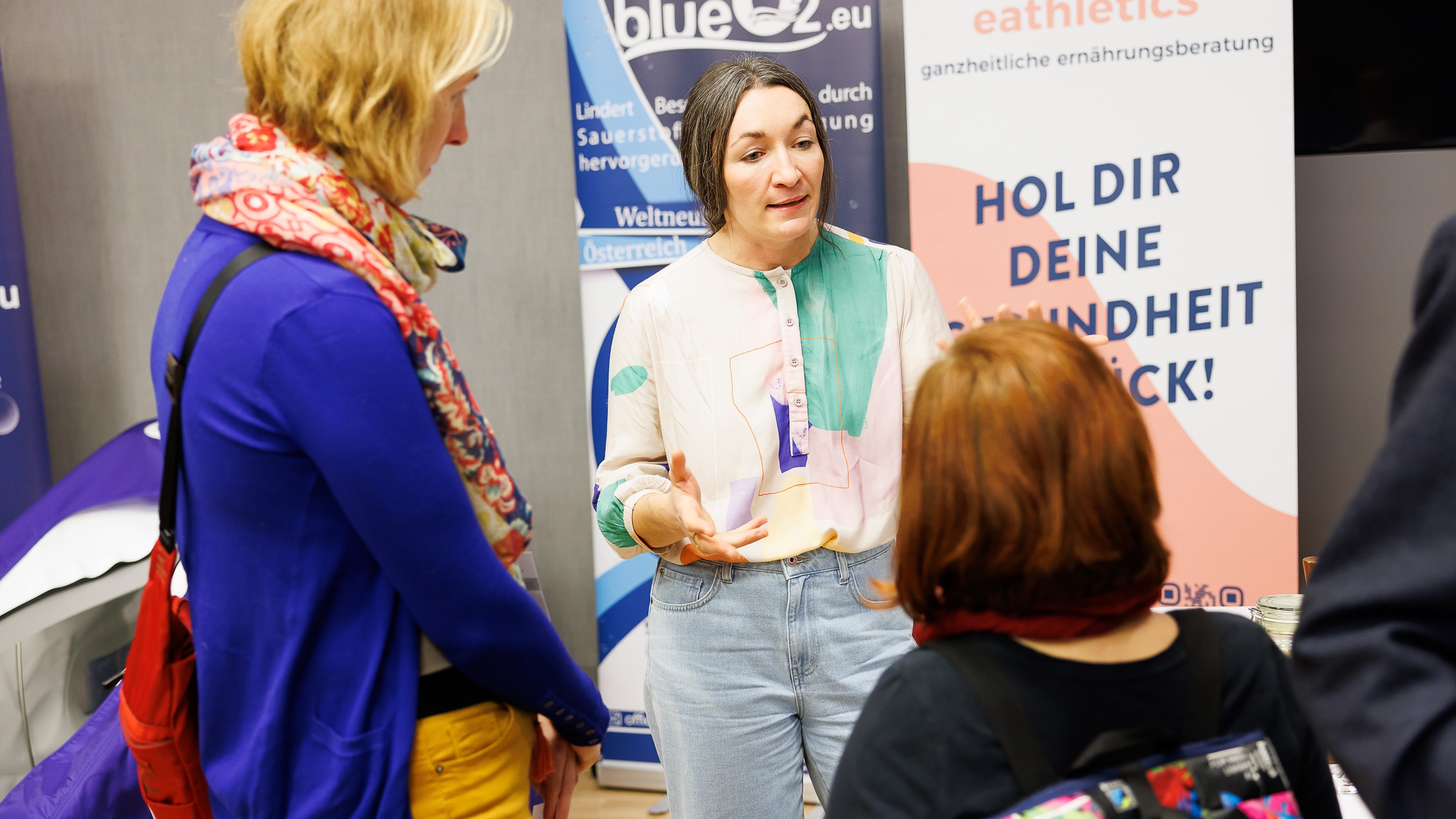 Menschen beim Kongress im Publikum und auf der Bühne