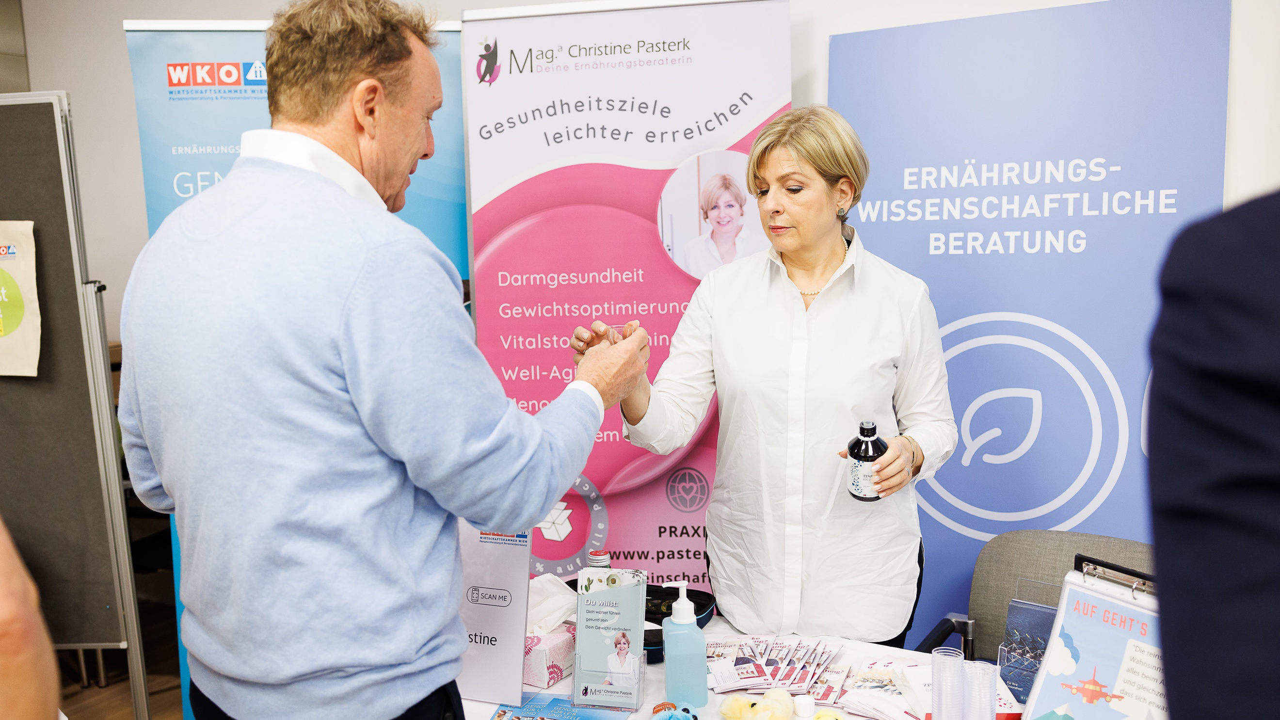 Menschen beim Kongress im Publikum und auf der Bühne
