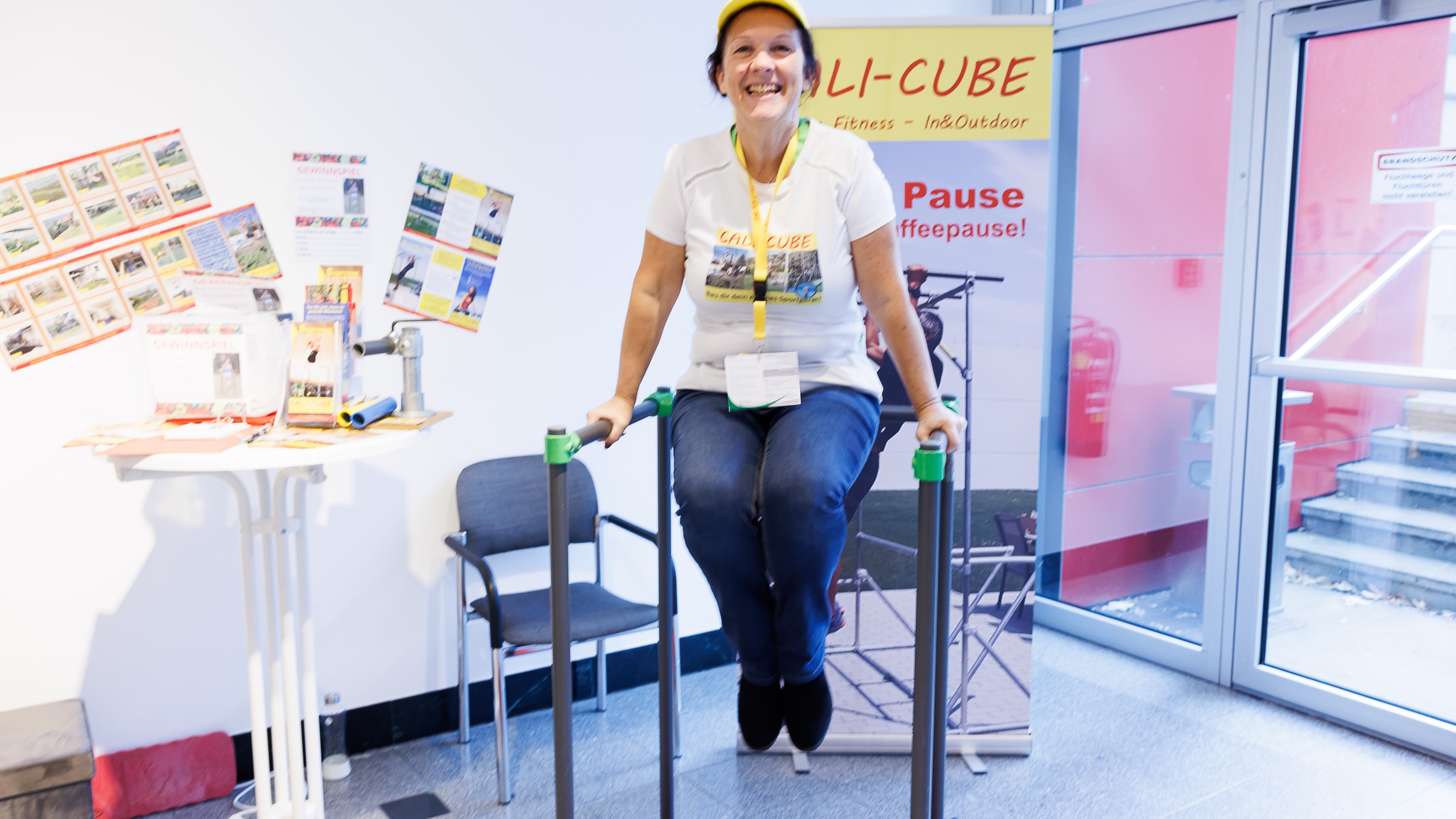 Menschen beim Kongress im Publikum und auf der Bühne