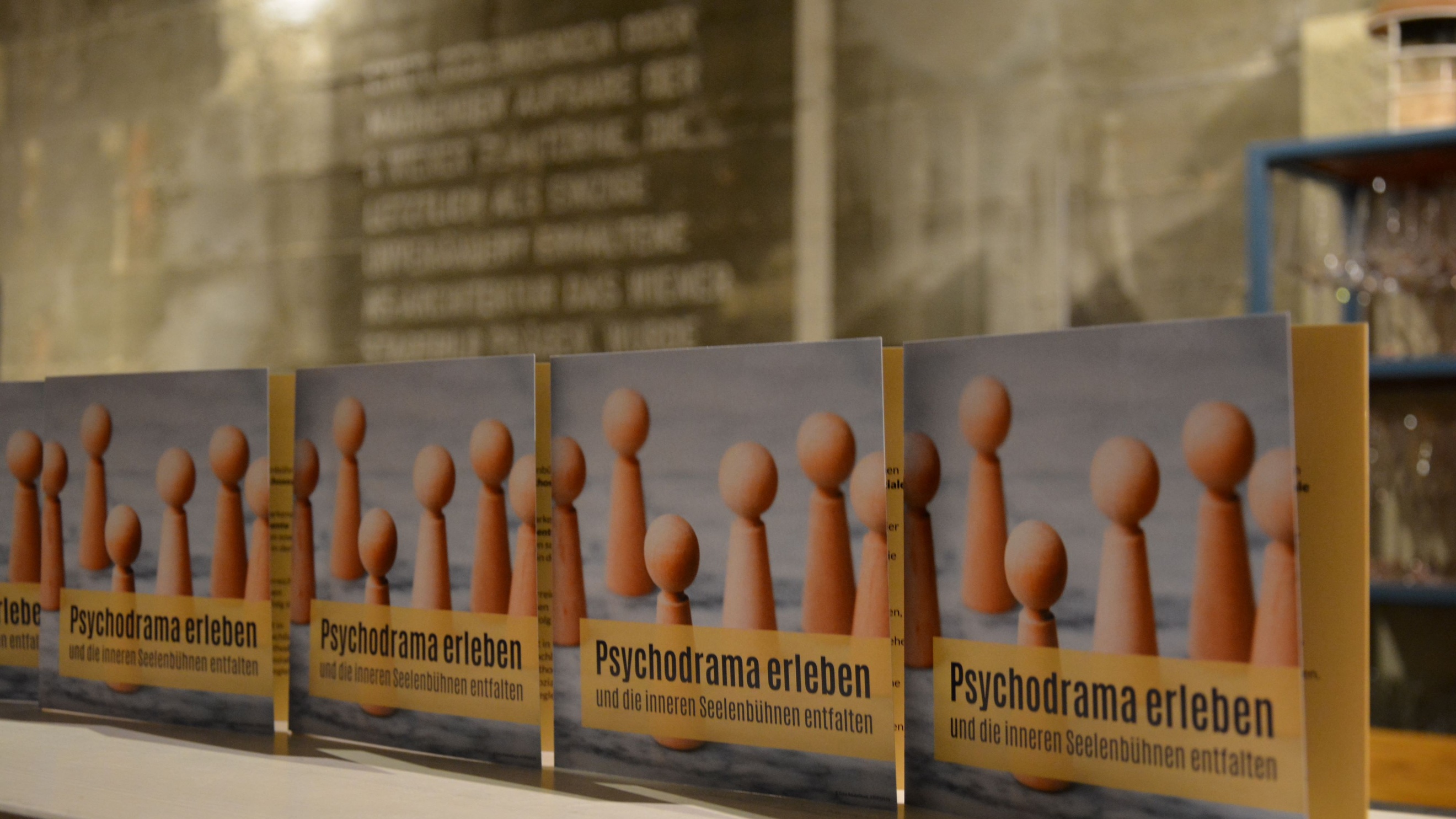 Ein herangezoomtes Bild auf Broschüren mit dem Schriftzug 