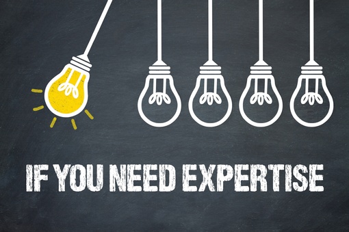 Illustration mit fünf hängenden Glühbirnen auf dunklem Hintergrund. Eine Glühbirne leuchtet gelb, vier sind ausgeschaltet. Darunter steht der Text „IF YOU NEED EXPERTISE“.