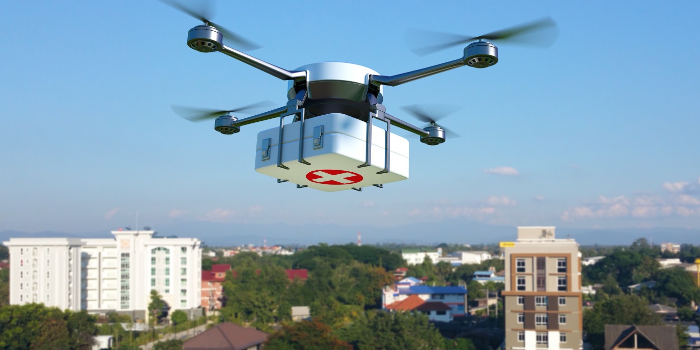 Drohne, die eine Box mit medizinischem Inhalt transportiert