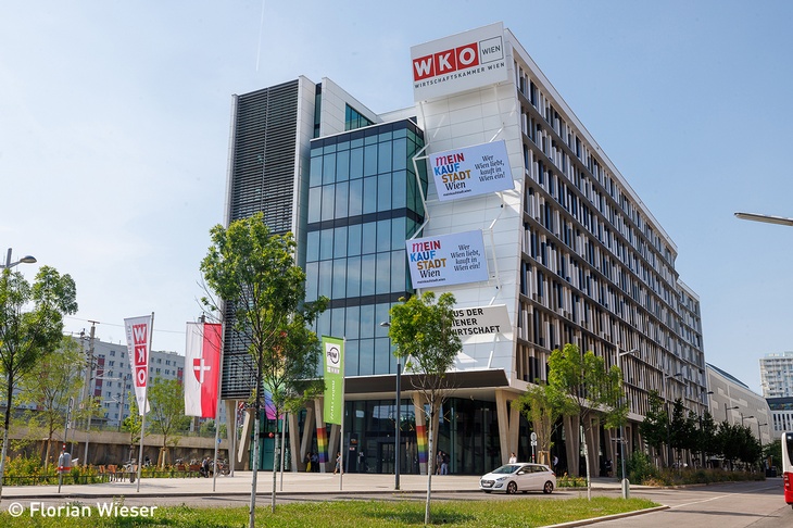 Foto: Gebäude der WKO Wien mit Logo „WKO Wien“ und Banner „Mein Kauf Stadt Wien“