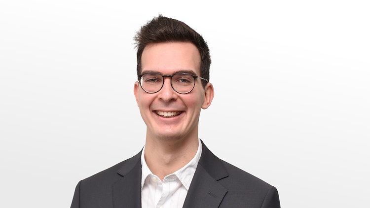 Person mit Brille lächelt