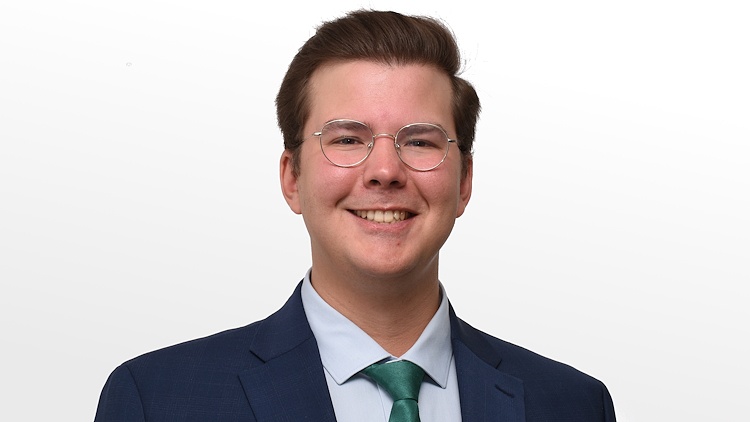 Person mit Brille lächelt