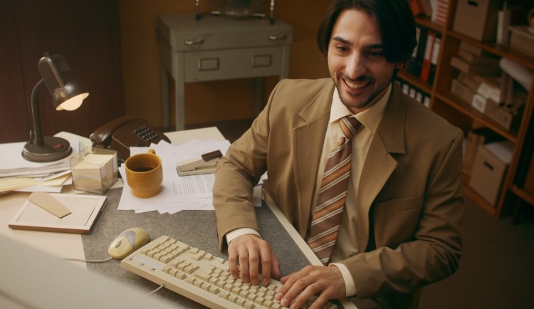 Mann an einer Tastatur sitzend