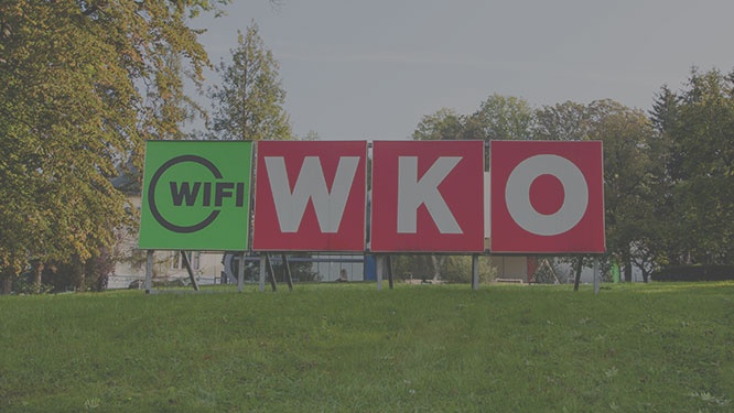 Straßenschild WKO/WIFI im Park
