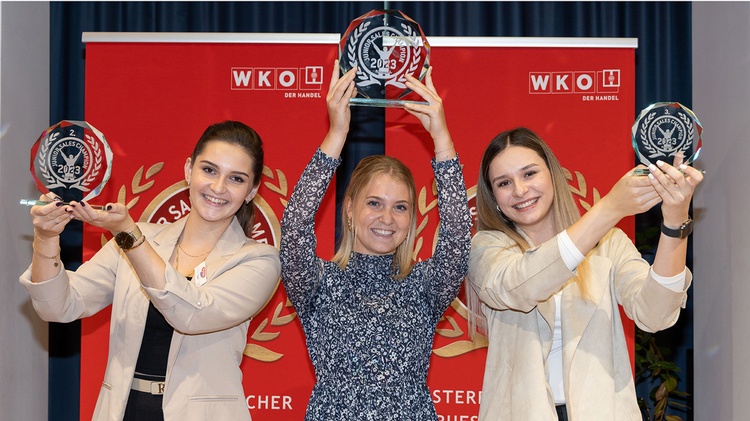 er „Junior Sales Champion National 2023“ war fest in Frauenhand. Die zweitplatzierte Laura Schneebichler, Siegerin Anna Kröll aus Salzburg und Kim Sophie Kuntner, die den dritten Rang belegte (v. l.), strahlten um die Wette.